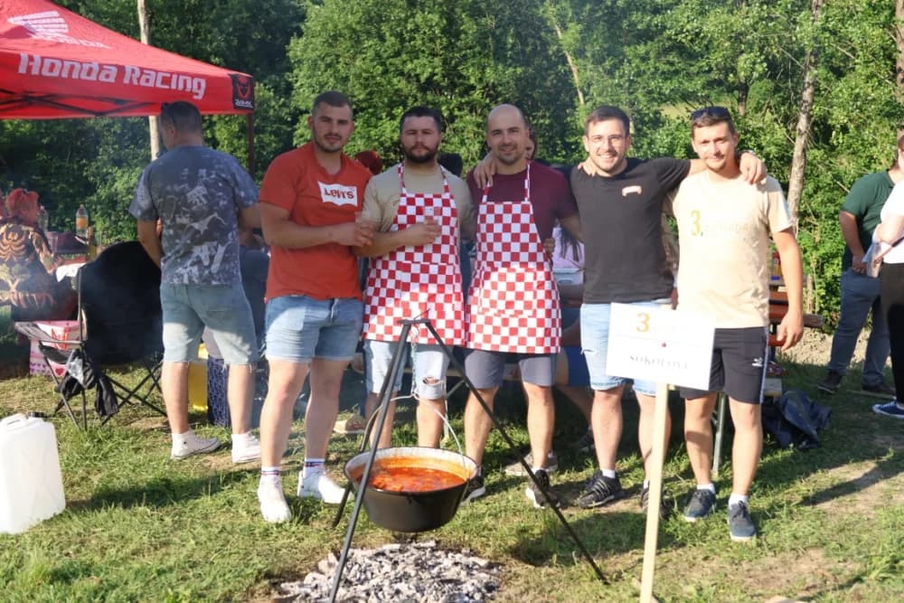 (FOTOGALERIJA) Najbolji majstori ribljeg paprikaša su tandem Božo i Jela, te dva Milkovića Vlado i Branko