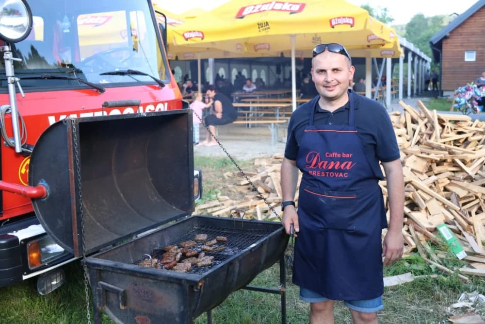 (FOTOGALERIJA) Najbolji majstori ribljeg paprikaša su tandem Božo i Jela, te dva Milkovića Vlado i Branko