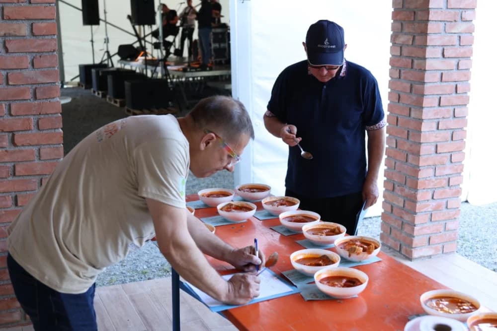 (FOTOGALERIJA) Najbolji majstori ribljeg paprikaša su tandem Božo i Jela, te dva Milkovića Vlado i Branko