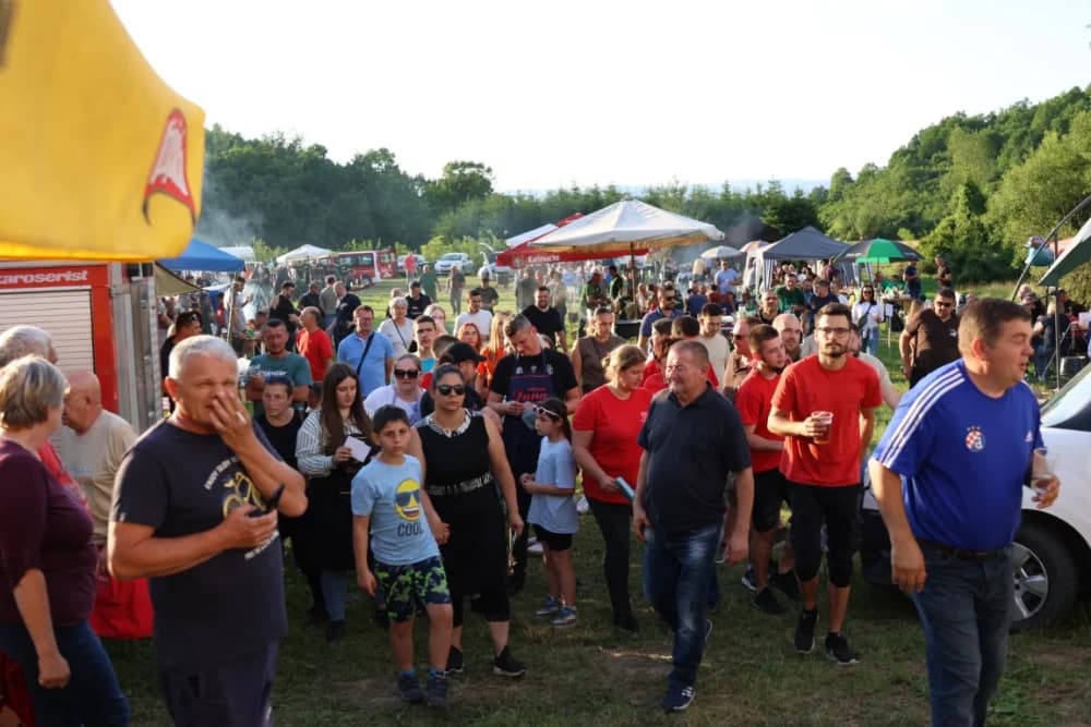 (FOTOGALERIJA) Najbolji majstori ribljeg paprikaša su tandem Božo i Jela, te dva Milkovića Vlado i Branko