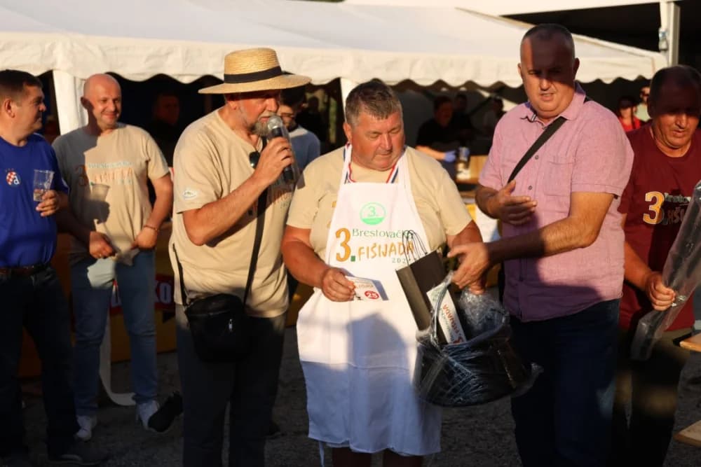 (FOTOGALERIJA) Najbolji majstori ribljeg paprikaša su tandem Božo i Jela, te dva Milkovića Vlado i Branko