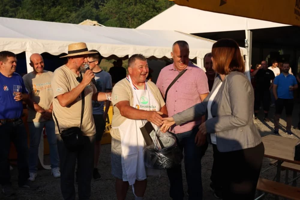 (FOTOGALERIJA) Najbolji majstori ribljeg paprikaša su tandem Božo i Jela, te dva Milkovića Vlado i Branko