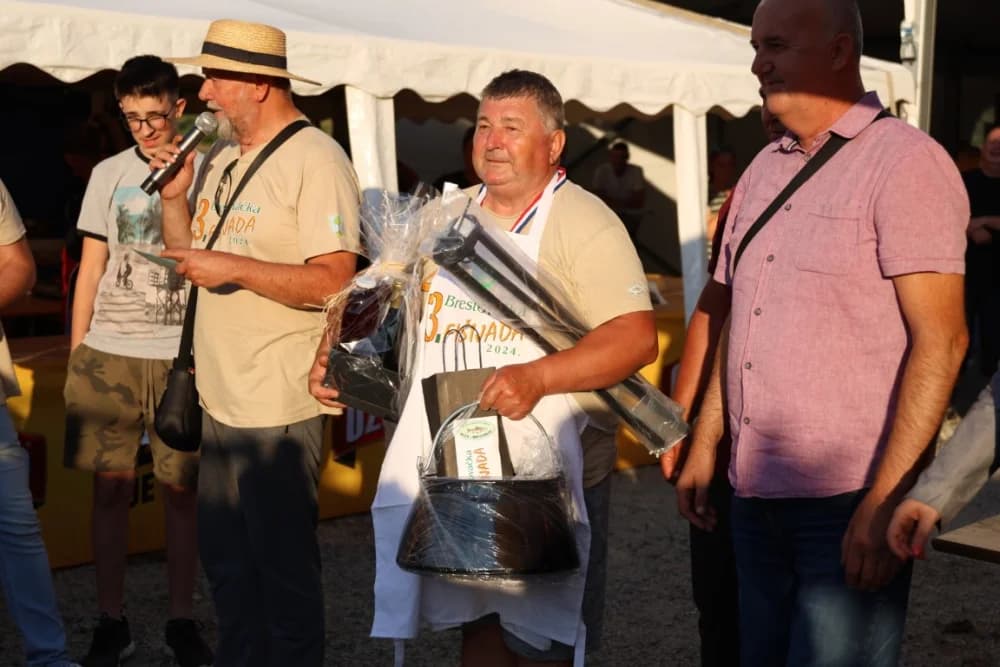 (FOTOGALERIJA) Najbolji majstori ribljeg paprikaša su tandem Božo i Jela, te dva Milkovića Vlado i Branko