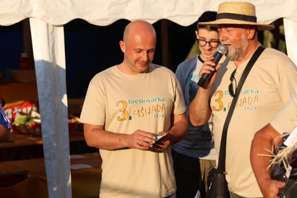 (FOTOGALERIJA) Najbolji majstori ribljeg paprikaša su tandem Božo i Jela, te dva Milkovića Vlado i Branko