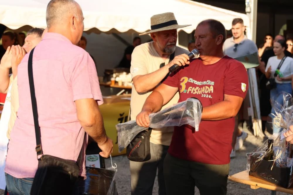 (FOTOGALERIJA) Najbolji majstori ribljeg paprikaša su tandem Božo i Jela, te dva Milkovića Vlado i Branko