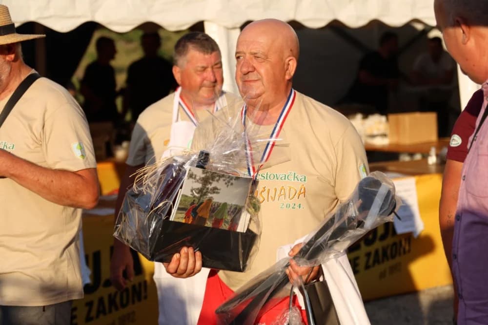 (FOTOGALERIJA) Najbolji majstori ribljeg paprikaša su tandem Božo i Jela, te dva Milkovića Vlado i Branko