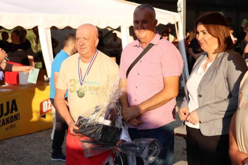 (FOTOGALERIJA) Najbolji majstori ribljeg paprikaša su tandem Božo i Jela, te dva Milkovića Vlado i Branko