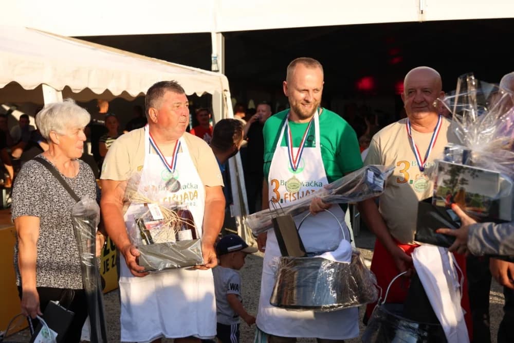 (FOTOGALERIJA) Najbolji majstori ribljeg paprikaša su tandem Božo i Jela, te dva Milkovića Vlado i Branko