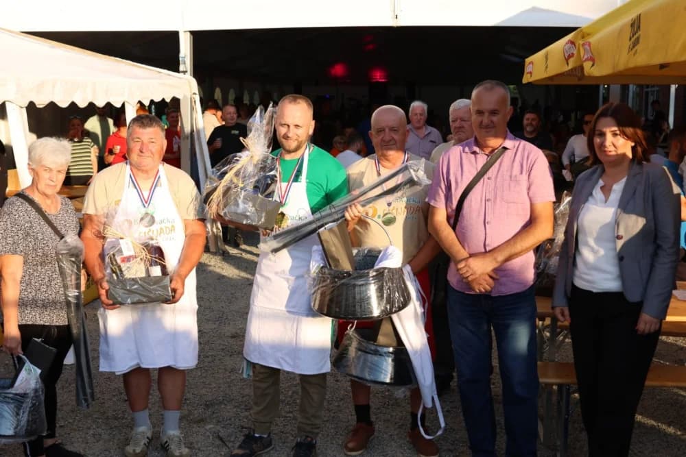(FOTOGALERIJA) Najbolji majstori ribljeg paprikaša su tandem Božo i Jela, te dva Milkovića Vlado i Branko