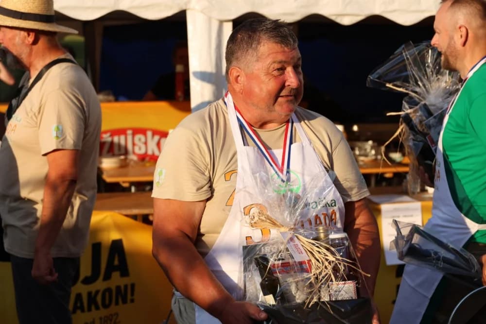 (FOTOGALERIJA) Najbolji majstori ribljeg paprikaša su tandem Božo i Jela, te dva Milkovića Vlado i Branko