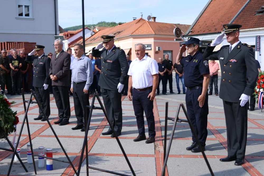Uz Dan državnosti polaganjem vijenaca i paljenjem svijeća odana počast poginulim i preminulim braniteljima na Trgu 123. brigade