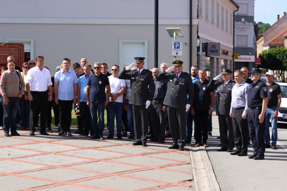 Uz Dan državnosti polaganjem vijenaca i paljenjem svijeća odana počast poginulim i preminulim braniteljima na Trgu 123. brigade