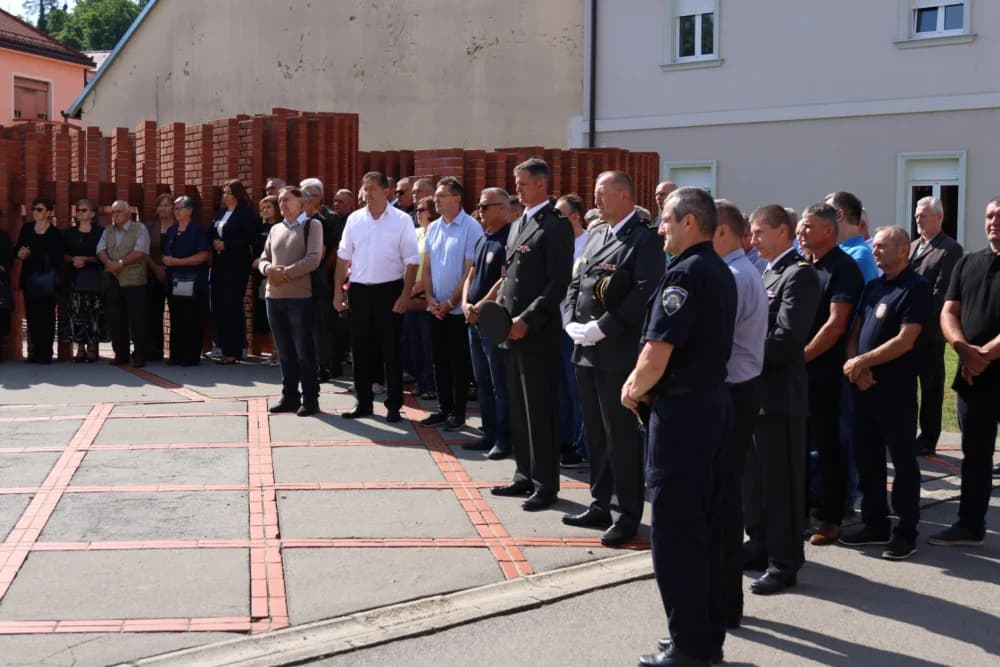 Uz Dan državnosti polaganjem vijenaca i paljenjem svijeća odana počast poginulim i preminulim braniteljima na Trgu 123. brigade