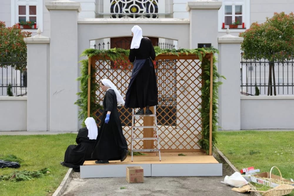 Vrijedne časne sestre milosrdnice pripremaju molitvenu postaju za današnju Tijelovsku procesiju