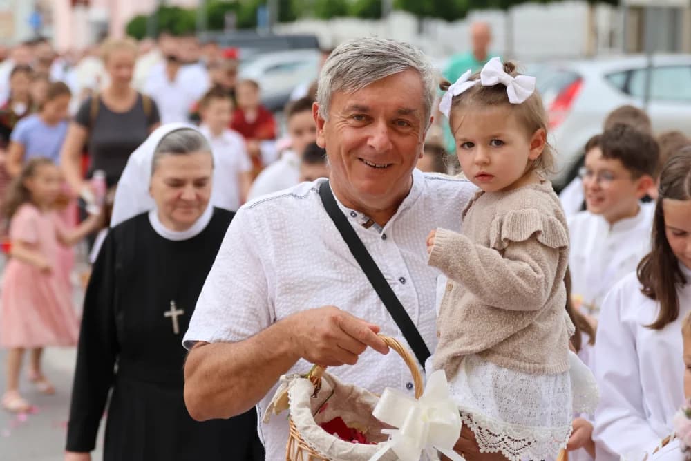Tijelovska procesija ulicama grada Požege (FOTOGALERIJA)