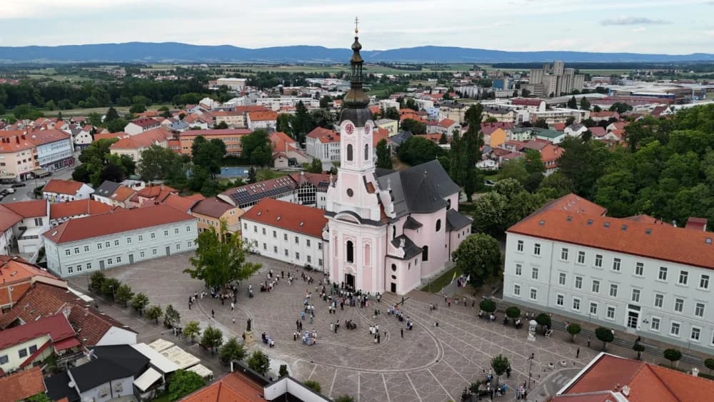 Tijelovska procesija ulicama grada Požege (FOTOGALERIJA)