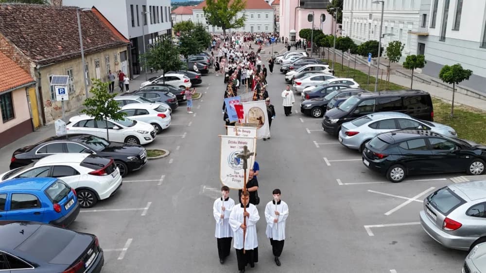 Tijelovska procesija ulicama grada Požege (FOTOGALERIJA)
