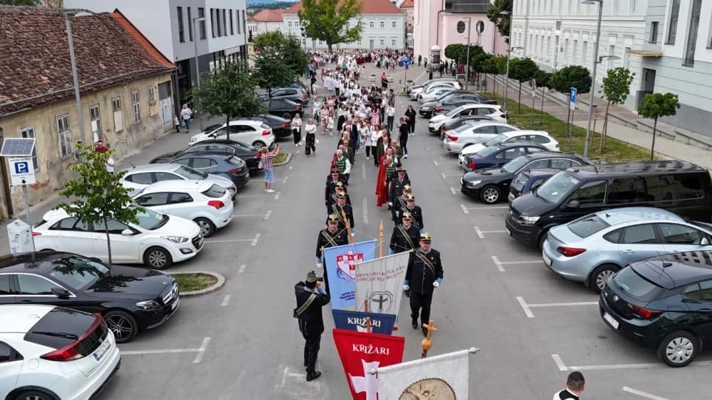 Tijelovska procesija ulicama grada Požege (FOTOGALERIJA)