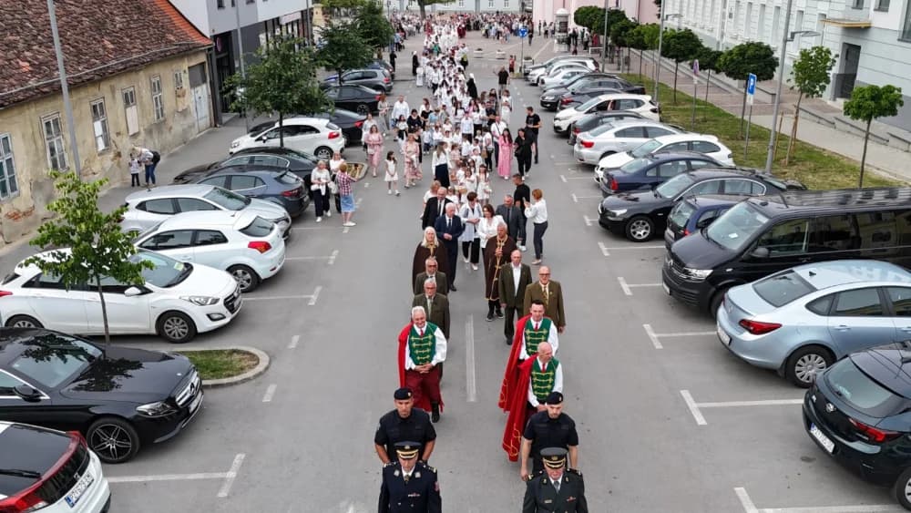 Tijelovska procesija ulicama grada Požege (FOTOGALERIJA)