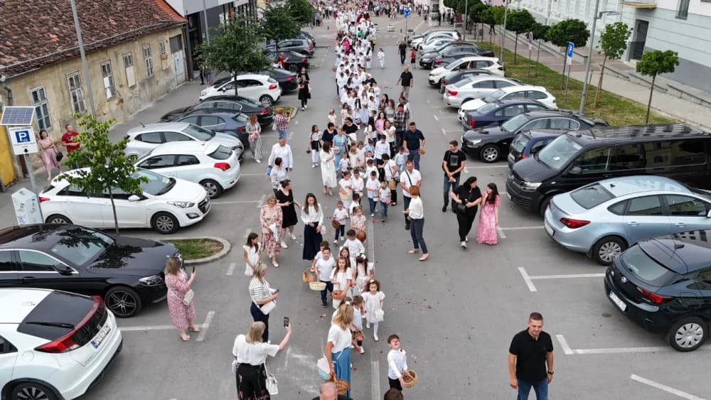 Tijelovska procesija ulicama grada Požege (FOTOGALERIJA)