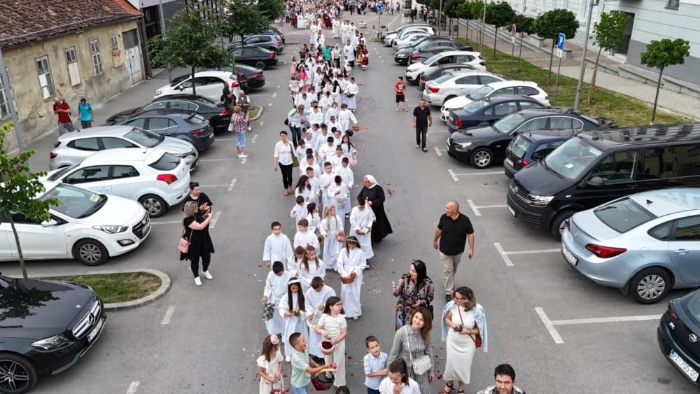 Tijelovska procesija ulicama grada Požege (FOTOGALERIJA)