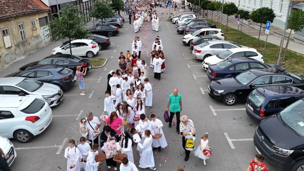 Tijelovska procesija ulicama grada Požege (FOTOGALERIJA)