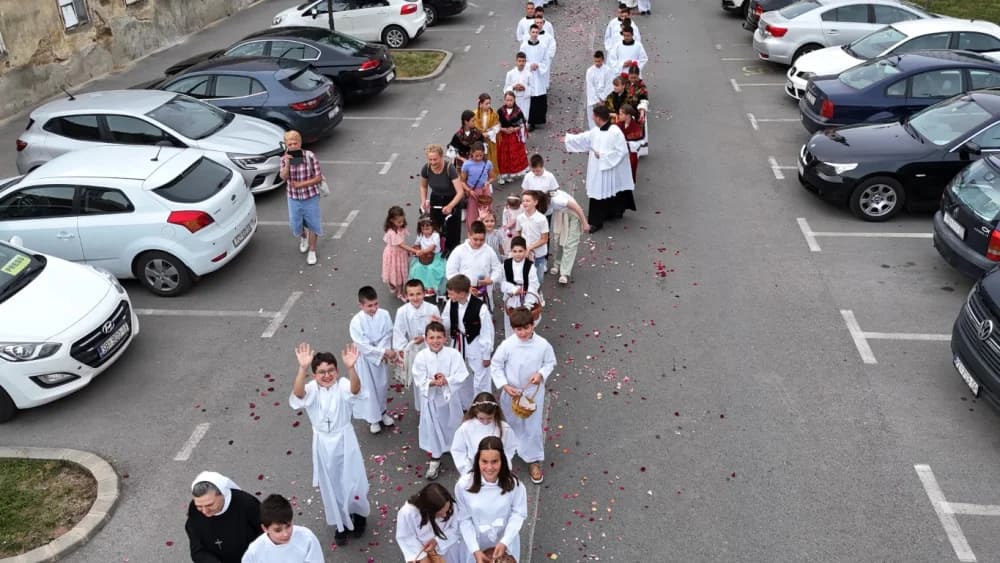Tijelovska procesija ulicama grada Požege (FOTOGALERIJA)