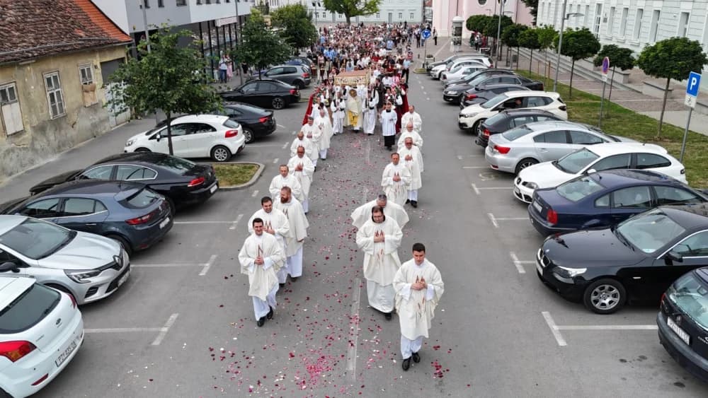 Tijelovska procesija ulicama grada Požege (FOTOGALERIJA)