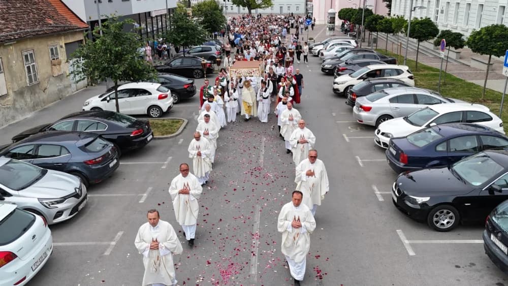 Tijelovska procesija ulicama grada Požege (FOTOGALERIJA)