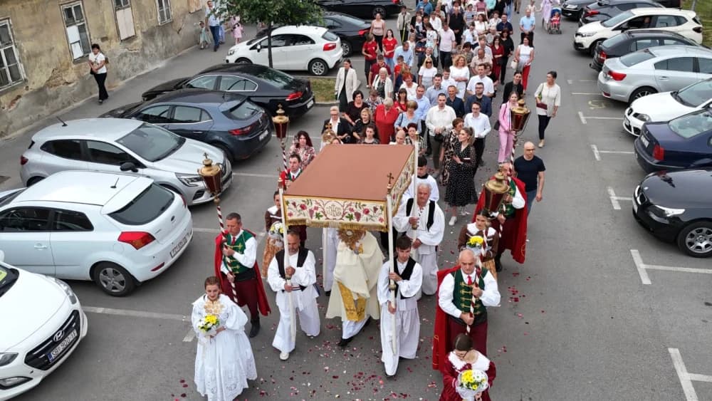 Tijelovska procesija ulicama grada Požege (FOTOGALERIJA)