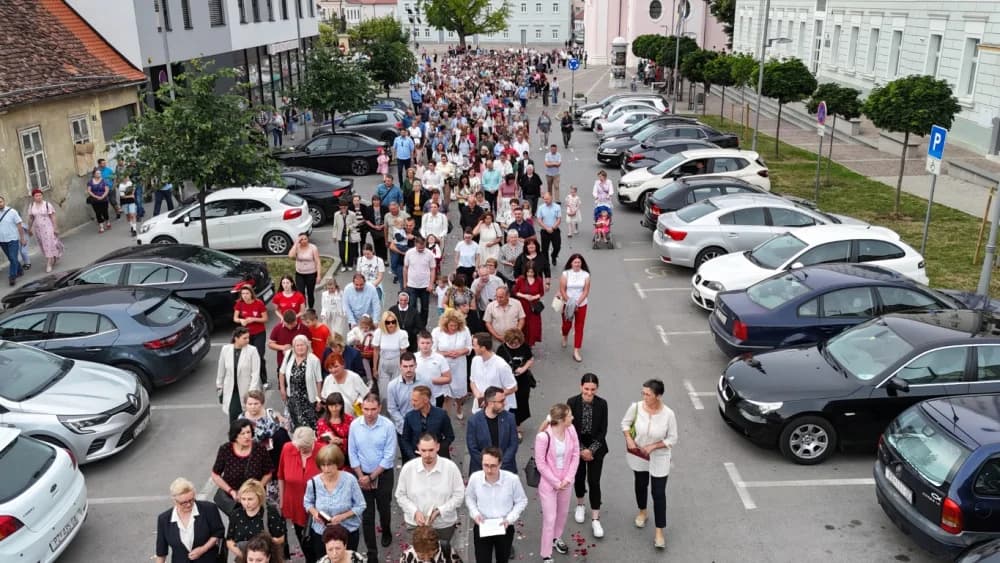 Tijelovska procesija ulicama grada Požege (FOTOGALERIJA)