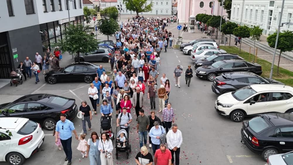 Tijelovska procesija ulicama grada Požege (FOTOGALERIJA)