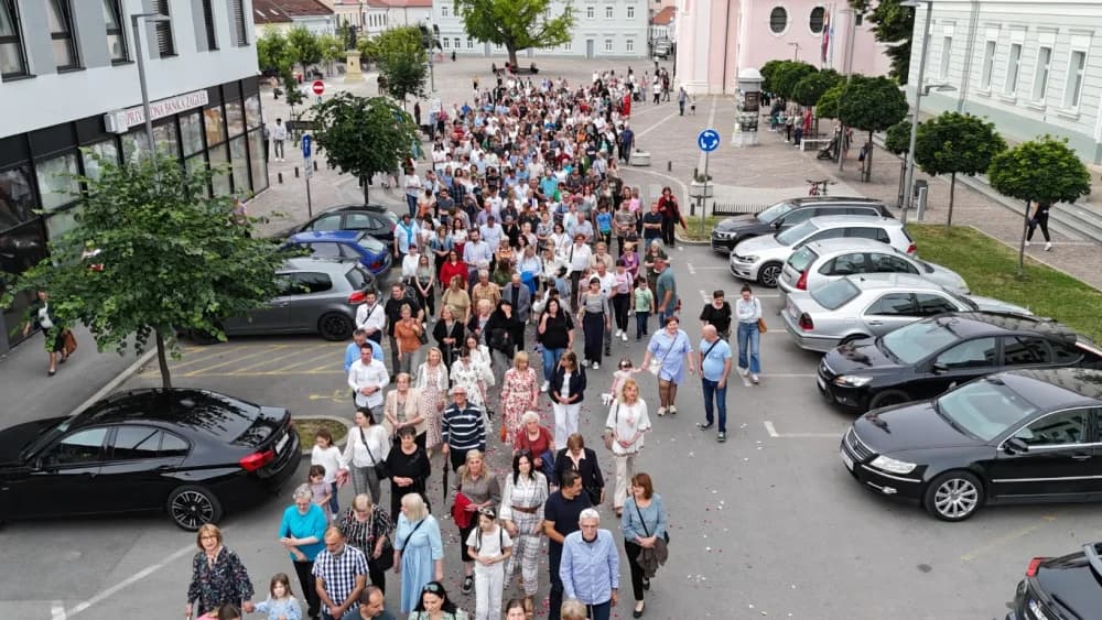 Tijelovska procesija ulicama grada Požege (FOTOGALERIJA)