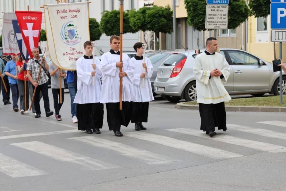 Tijelovska procesija ulicama grada Požege (FOTOGALERIJA)