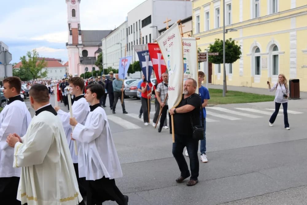 Tijelovska procesija ulicama grada Požege (FOTOGALERIJA)