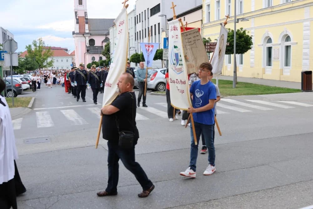 Tijelovska procesija ulicama grada Požege (FOTOGALERIJA)