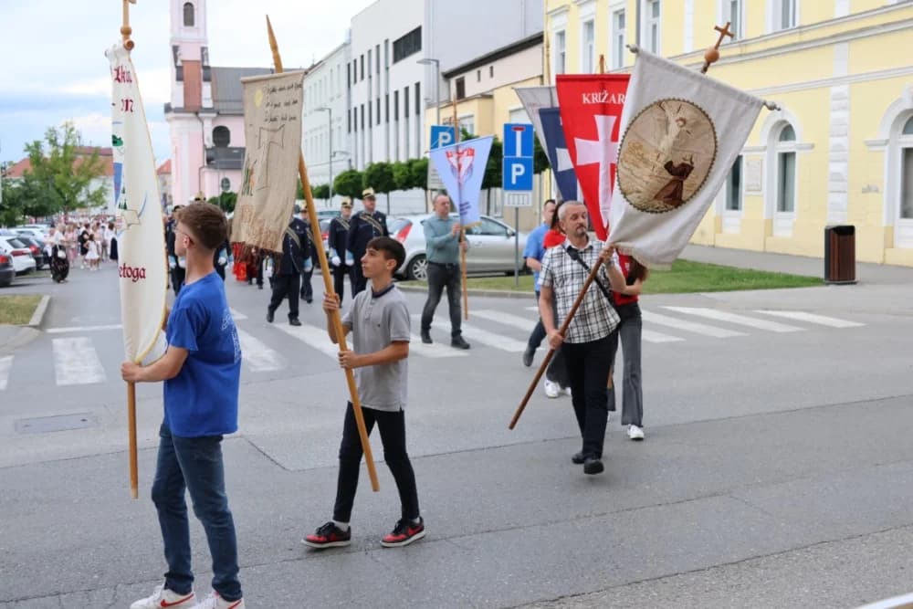 Tijelovska procesija ulicama grada Požege (FOTOGALERIJA)