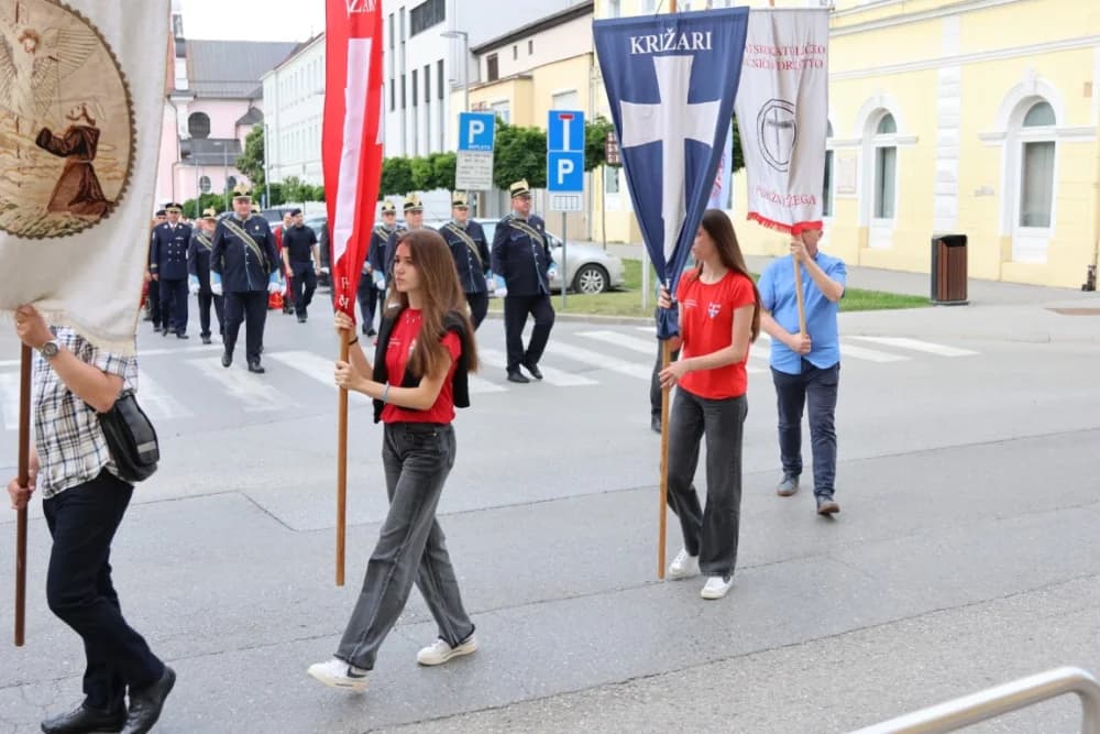 Tijelovska procesija ulicama grada Požege (FOTOGALERIJA)