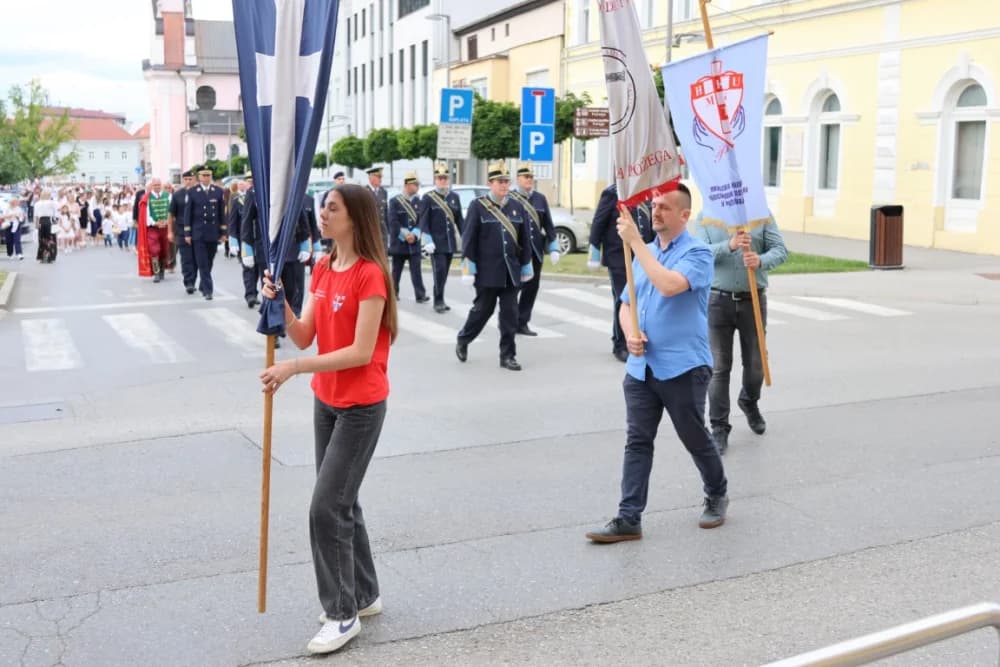 Tijelovska procesija ulicama grada Požege (FOTOGALERIJA)