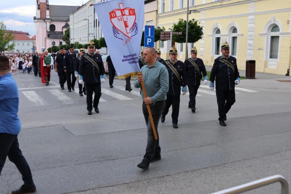 Tijelovska procesija ulicama grada Požege (FOTOGALERIJA)