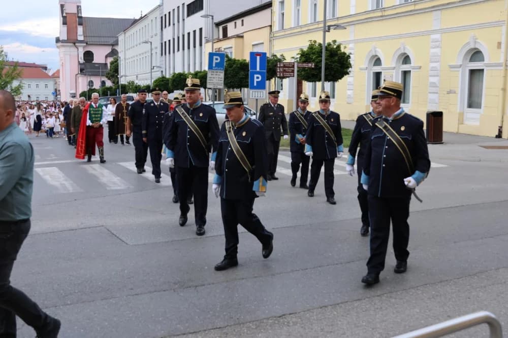Tijelovska procesija ulicama grada Požege (FOTOGALERIJA)