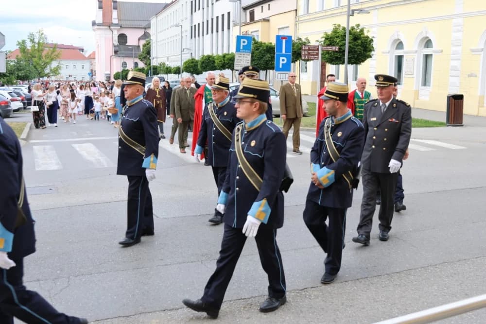 Tijelovska procesija ulicama grada Požege (FOTOGALERIJA)