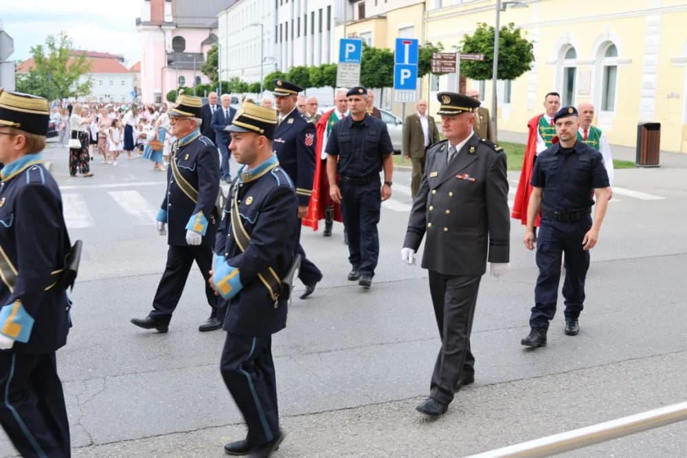 Tijelovska procesija ulicama grada Požege (FOTOGALERIJA)