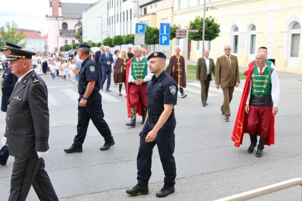 Tijelovska procesija ulicama grada Požege (FOTOGALERIJA)