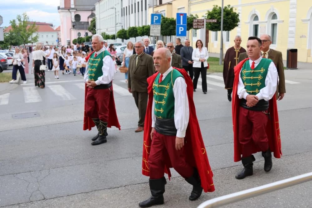 Tijelovska procesija ulicama grada Požege (FOTOGALERIJA)