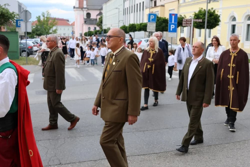 Tijelovska procesija ulicama grada Požege (FOTOGALERIJA)