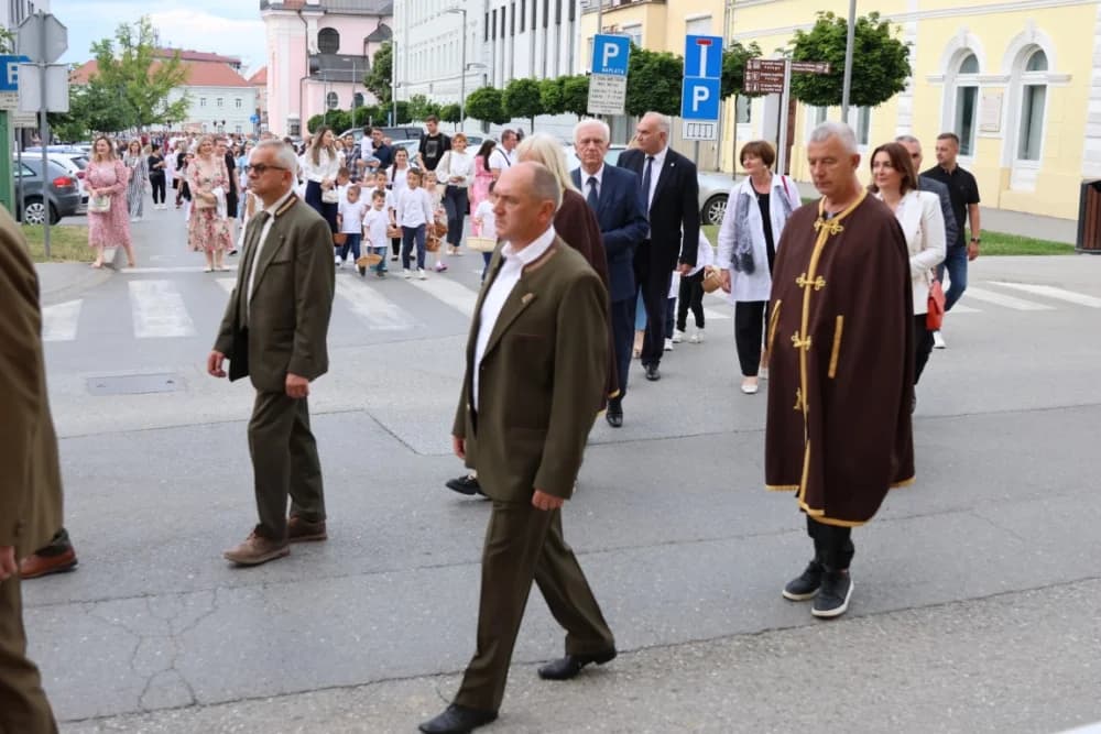 Tijelovska procesija ulicama grada Požege (FOTOGALERIJA)