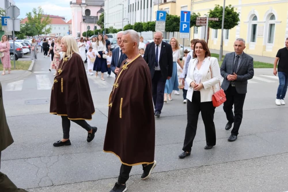 Tijelovska procesija ulicama grada Požege (FOTOGALERIJA)