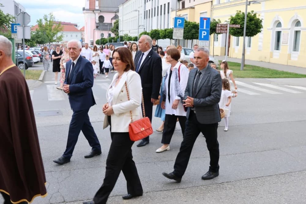 Tijelovska procesija ulicama grada Požege (FOTOGALERIJA)