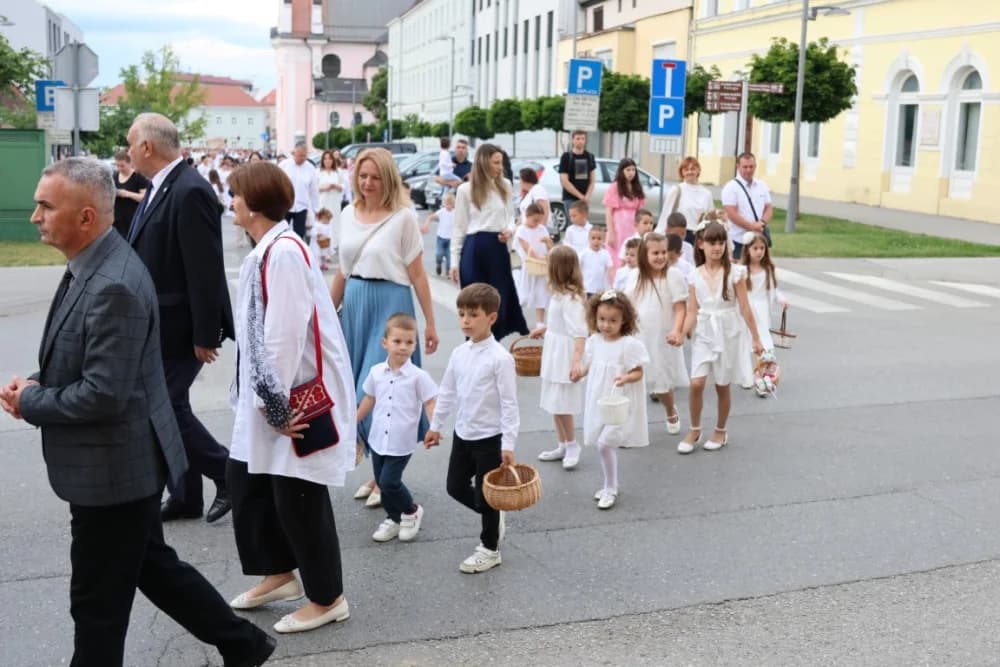 Tijelovska procesija ulicama grada Požege (FOTOGALERIJA)